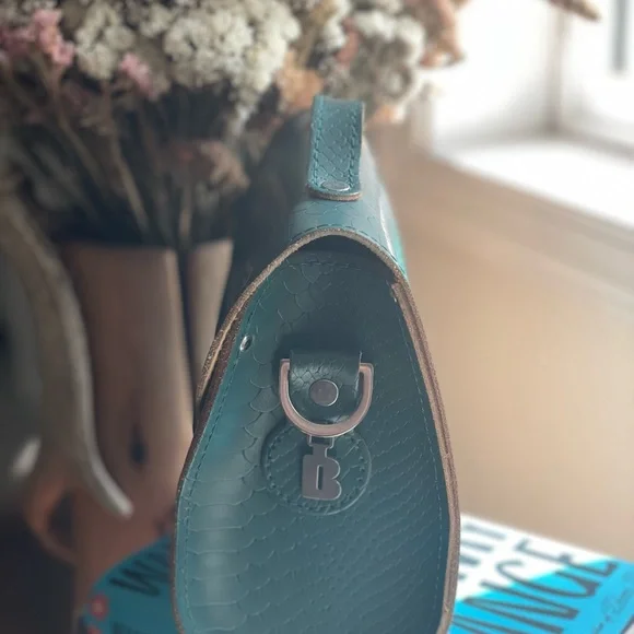 Green Crossbody Bag with Silver Clasp - Picture 4 of 7